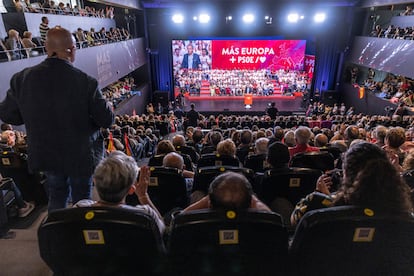 El expresidente del Gobierno José Luis Rodríguez Zapatero (al fondo), durante su intervención en el acto de inicio de la campaña a los comicios europeos en la Rambleta en Valencia, el 23 de mayo. 