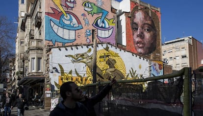 Mural de la cantant Rosalía, al barri de Sants.