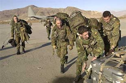 Soldados españoles, en el aeropuerto de Kabul, la capital afgana.