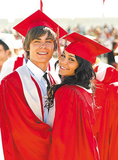 <b>Fotograma de la película <i>High School Musical</i>, con Zac Efron y Vanessa Hudgens, actores protagonistas.</b>