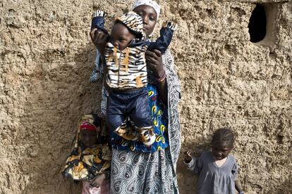 Pueblo de Koumassa. Todos los niños menores de cinco años recibieron tratamiento de quimioprofilaxis contra la malaria en el verano de 2013 suministrado por MSF, lo que ha permitido reducir la incidencia de esta enfermedad en un 70%. En la imagen, Mamou Abdou con tres de sus cinco hijos: Faruk en brazos, Farira y Balkisa.