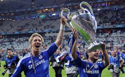 Torres y Mata alzan el trofeo de la Champions.
