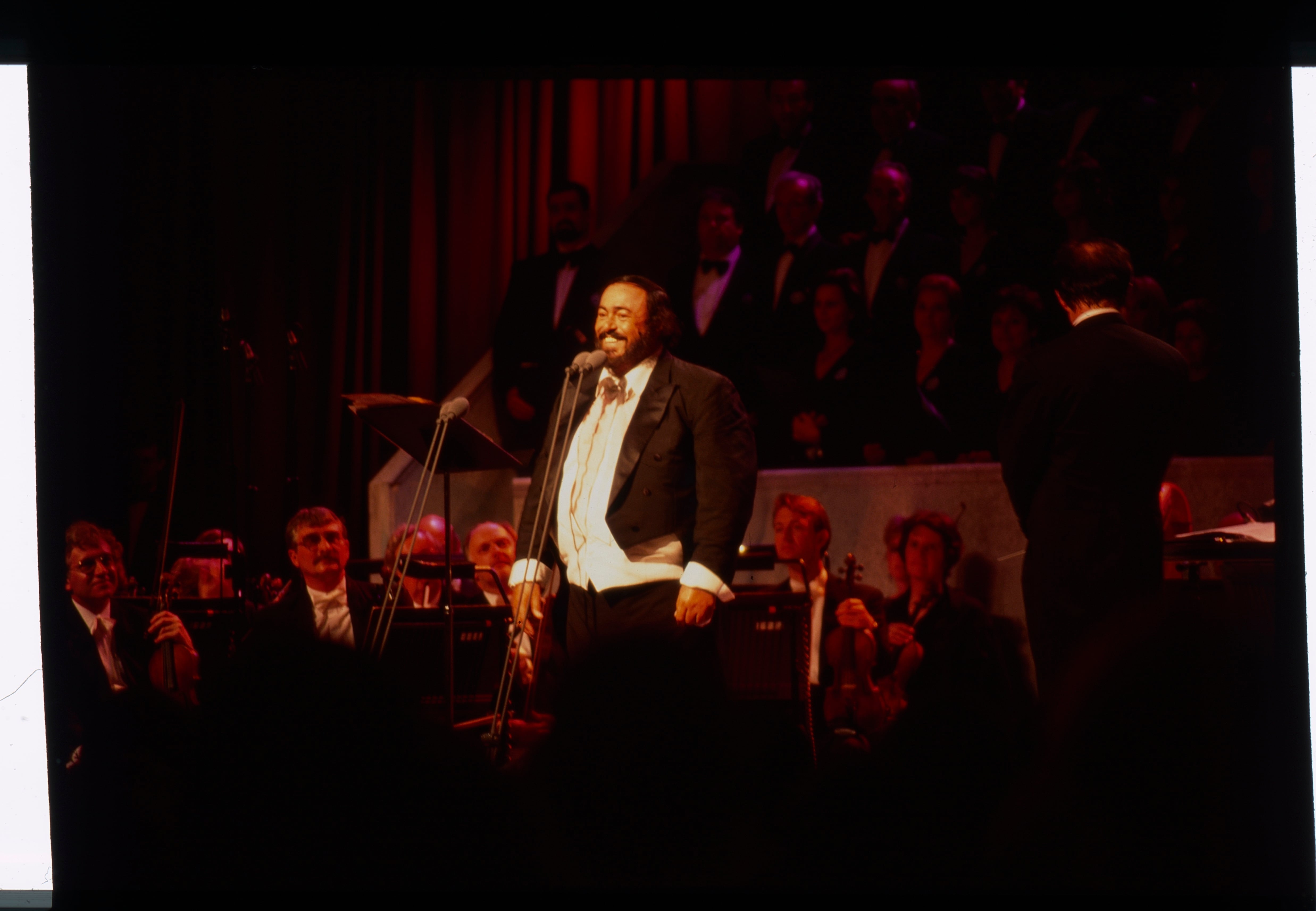 Sale a la luz un concierto perdido de Pavarotti en 1995 en el pueblo de Gales donde decidió ser cantante