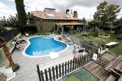 Turistas en una casa rural en Multiva, cerca de Pamplona, la semana pasada.