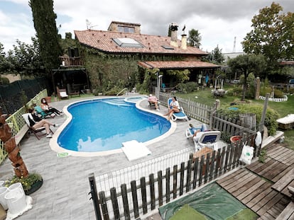 Turistas en una casa rural en Multiva, cerca de Pamplona, la semana pasada.