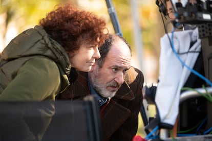 Icíar Bollaín y Karra Elejalde observa en un monitor una de las secuencias rodadas durante el anuncio.