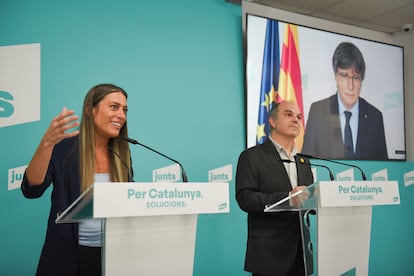 La portavoz en el Congreso de Junts, Miriam Nogueras, el secretario general de Junts, Jordi Turull, y (en la pantalla) el presidente de Junts, Carles Puigdemont, durante una rueda de prensa.