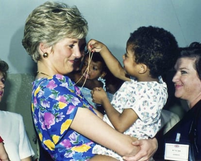 En las tareas solidarias, los niños se convirtieron en el primer punto de acercamiento para Lady Di. Aquí, en abril de 1991 con un bebé seropositivo en Sao Paulo, Brasil. Estuvo con niños enfermos, excluidos o heridos de Guerra en India, Sarajevo, Pakistán o Nueva Zelanda.