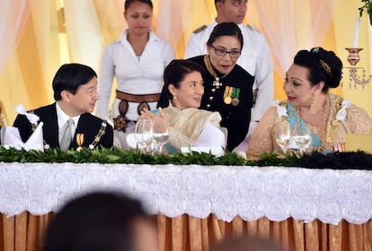 Los príncipes de Japón, durante la celebración del banquete oficial. Narahito y Masako están acompañados de la princesa Pilolevu de Tonga y hermana del actual monarca.