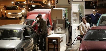 Colas de vehículos para repostar en una gasolinera.