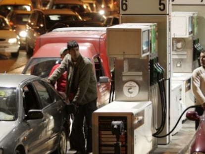 Colas de veh&iacute;culos para repostar en una gasolinera.