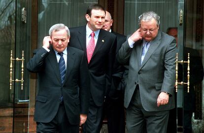 Carlos Solchaga (i), Juan José Ibarretxe (c) y José María "Txiki" Benegas (d), del PSOE, en febrero de 2003.