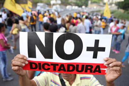 Un manifestante muestra una pancarta durante una protesta contra el Gobierno de Nicolás Maduro, en Caracas.