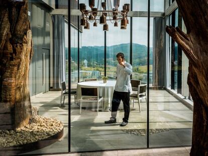 Eneko Atxa en su restaurante Azurmendi, en el valle de Larrabetzu. Atxa consiguió su tercera estrella hace dos años y practica una cocina vasca evolucionada.