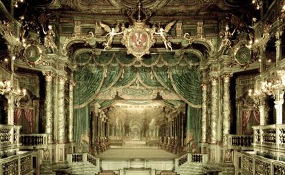 Escenario de la antigua Ópera Margrave de Bayreuth tras la restauración y con la recreación de un decorado de Carlo Galli Bibiena.