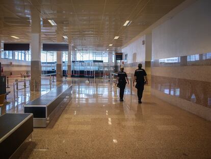 Las dependencias policiales donde se controlan los documentos y equipajes de los pasajeros de Algeciras, vacías por la falta de tránsito.