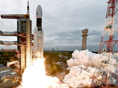 Momento del despegue del 'Chandrayaan-2' desde Sriharikota (India).