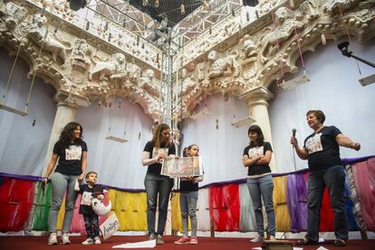 Poetas locales participan en esta sesión continua de narración, y se suman a la amplia nómina de asociaciones y entidades que toman parte en el evento y que es una de las señas de identidad de una cita que cuenta con más de 200 voluntarios. En la imagen, participantes durante el acto de inaguración del viernes.