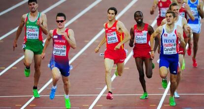 Los finalistas de 1.500m esprintan hacia la meta.