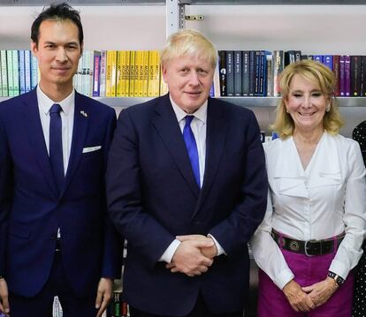 Richard Lewington (izquierda), junto al ex primer ministro británico Boris Johnson y Esperanza Aguirre en un acto celebrado en Madrid en junio de 2022.