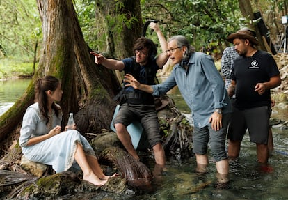 Rodrigo Prieto dirige a Sarah Rovira durante el rodaje de 'Pedro Páramo'.