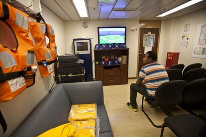Una sala con equipo de emergencia de una plataforma de Pemex.