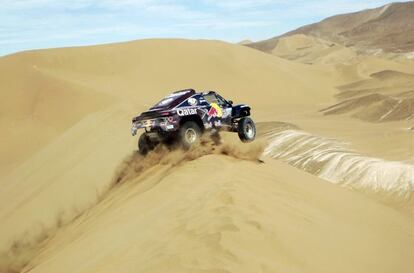 Carlos Sainz con su buggy cruzando las dunas del desierto de Atacama.