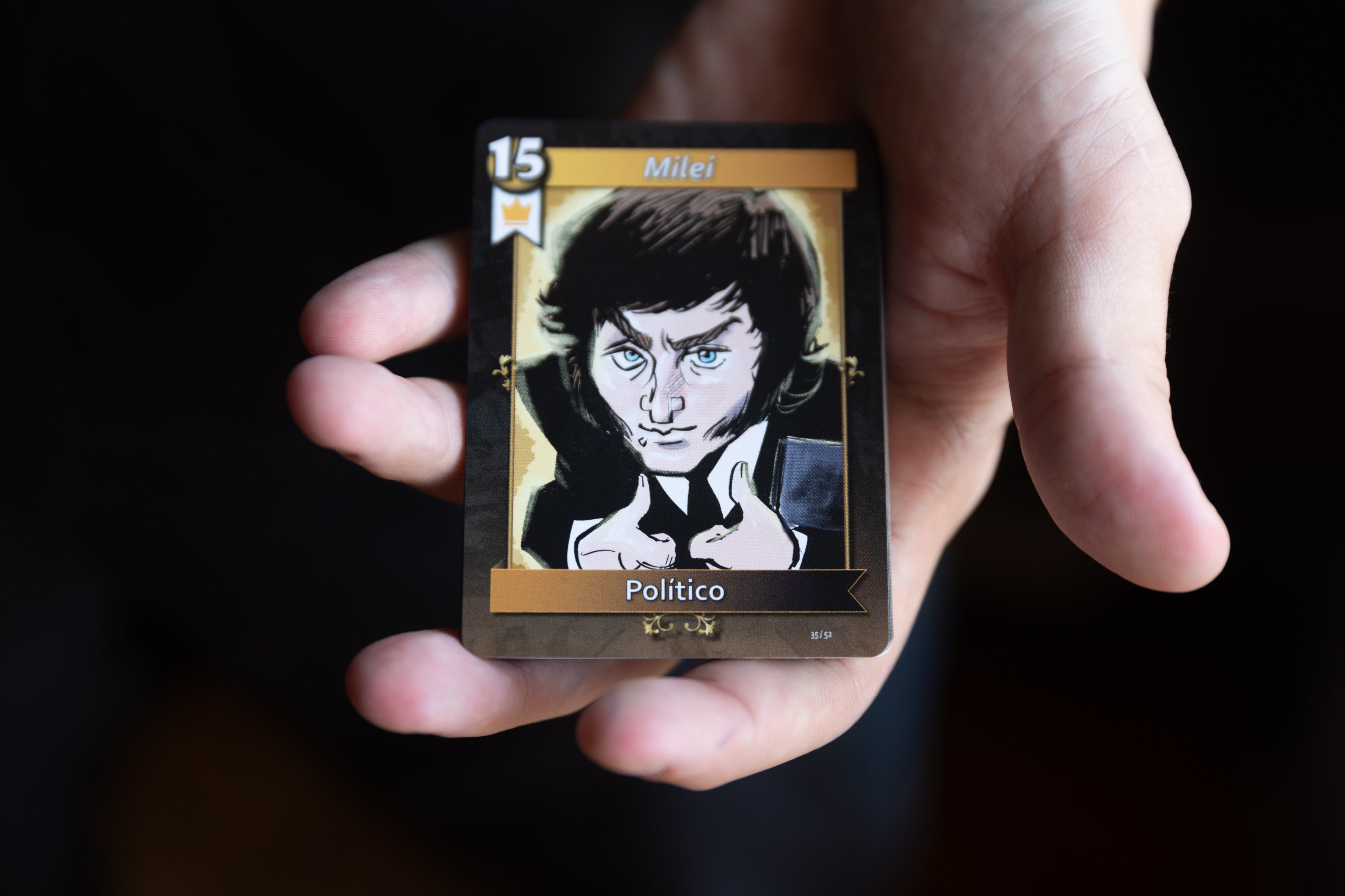 Tarjeta con el rostro del presidente argentino, Javier Milei.