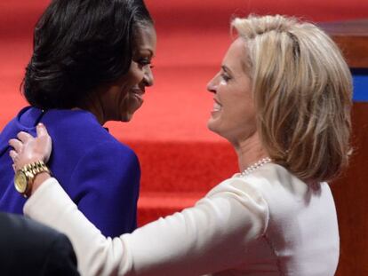 Michelle Obama y Ann Romney se saludan en Denver (Colorado) antes del primer debate que enfrentó a sus maridos, Barack y Mitt, candidatos a la presidencia de EE UU, el pasado 4 de octubre.