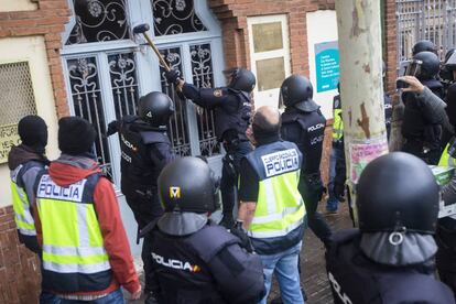 Agentes antidisturbios de la Policía Nacional a las puertas del Instituto Can Vilumara de L'Hospitalet de Llobregat.