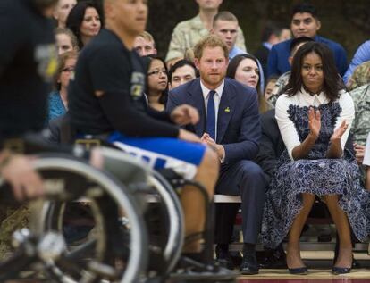 La primera dama de EE UU, Michelle Obama, y Enrique de Inglaterra durante un partido de baloncesto en silla de ruedas de los Wounded Warriors.