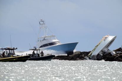 La Guardia Costera de Estados Unidos informó de que, a las 3.30 de la madrugada (hora local), encontró un barco volcado debajo del cual se hallaron tres cadáveres. Uno de ellos era el del lanzador estrella de los Marlins, José Fernández. En la imagen, investigadores llegan al lugar del accidente.