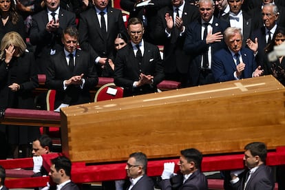 El presidente francés Emmanuel Macron, junto a su esposa Brigitte Macron, el presidente finlandés Alexander Stubb y el presidente de Estados Unidos Donald Trump, rinden tributo al papa Francisco al final de la misa funeral en la plaza de San Pedro en el Vaticano.