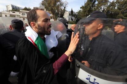 La policía dispersa a abogados que participan en las protestas, este jueves, en contra del presidente argelino, Abdelaziz Buteflika, en Argel.