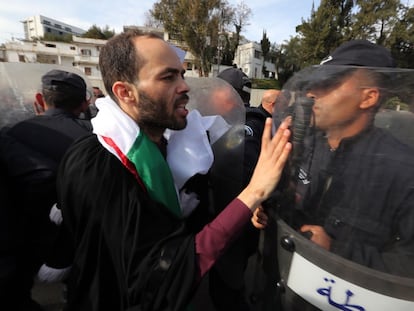 La policía dispersa a abogados que participan en las protestas, este jueves, en contra del presidente argelino, Abdelaziz Buteflika, en Argel.