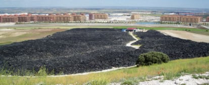 Almacén de neumáticos situado a la altura del kilómetro 33,500 de la carretera de Andalucía.