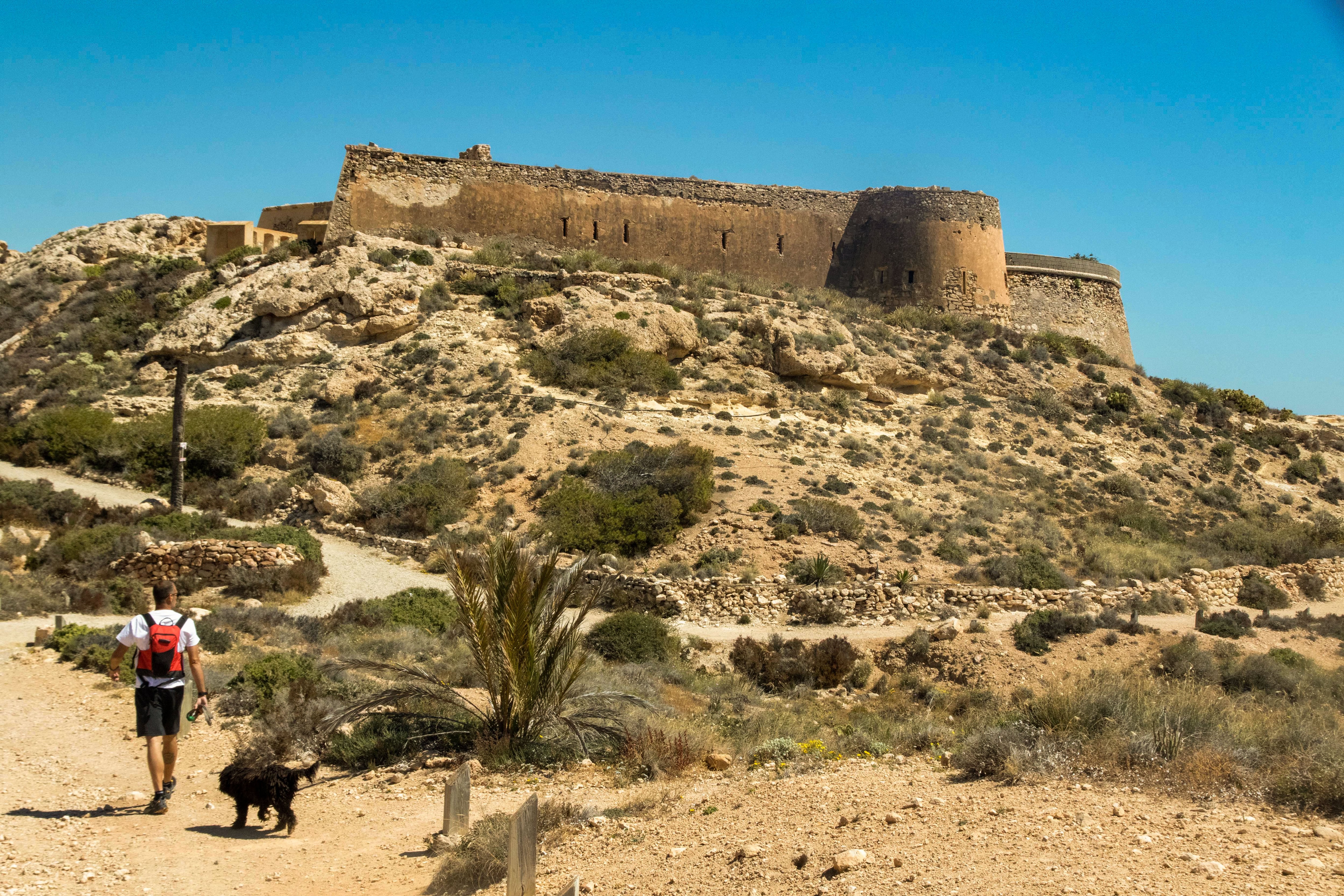 Grafitis, colchones tirados y un muro a medio derrumbar en el castillo de Rodalquilar, declarado BIC: “Espero que no lo dejen caerse”