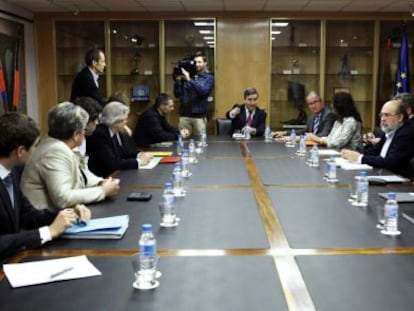 El presidente del Consejo Superior de Deportes, Miguel Cardenal (en el centro) junto a miembros de la ACBy la ABP.