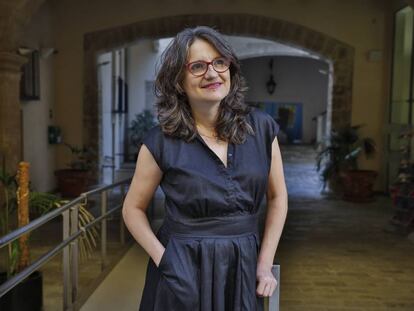 La vicepresidenta valenciana y líder de Compromís, Mónica Oltra, este jueves ante la consejería que dirige.