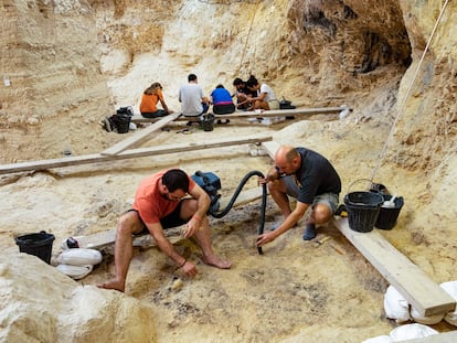 Un grupo de arqueólogos trabaja en el yacimiento del Abric Romaní, en Capellades, en Anoia, provincia de Barcelona.