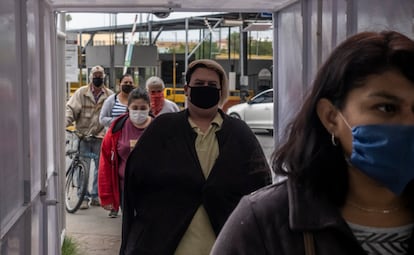 Ciudadanos mexicanos cruzan la frontera en Nuevo Laredo.