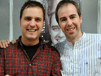 De izquierda a derecha, los escritores Kirmen Uribe y Unai Elorriaga en la Feria del Libro de Durango.