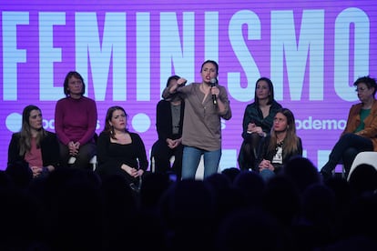 Irene Montero, en marzo de 2023 en Madrid. Sentada a la izquierda, Ángela Rodríguez.