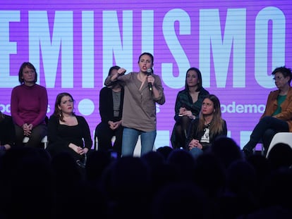 Irene Montero, en marzo de 2023 en Madrid. Sentada a la izquierda, Ángela Rodríguez.