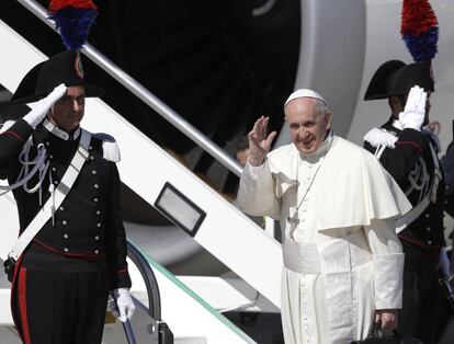 El papa Francisco saluda a los periodistas antes de partir a Colombia desde el Aeropuerto de Roma.