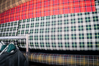 Rollos de los diferentes tartanes utilizados por la marca en la rehabilitación de las prendas.