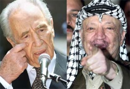 El ministro de Asuntos Exteriores israelí, Simón Peres (izq.) y el presidente de la Autoridad Nacional Palestina, Yaser Arafat (der.)