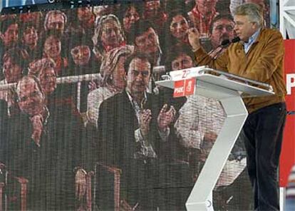 Felipe González interviene en el mitin celebrado ayer por el PSOE en el velódromo municipal de Los Montecillos, en Dos Hermanas, Sevilla.