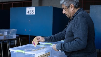 Un hombre deposita sus votos en las urnas durante las elecciones municipales en el Estadio Nacional, Santiago, Chile. 
26 de octubre de 2024