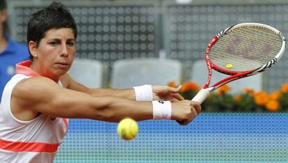Carla Suárez devuelve una bola ante Kanepi.